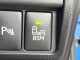 【ブラインドスポットモニター】走行中、ドアミラーの死角になりやすい箇所に後続車が接近するとサイドミラーのレンズに警告を表示!ドライバーに注意喚起をしてくれます。