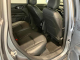 【リアシート】屋根までの高さがある車のため、大人の方でも圧迫感が少なく乗車出来ます。足元は広く取られているため、ゆったりとお乗り頂けます。