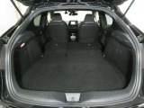 大きな開口幅で荷物を出し入れしやすいのが魅力のラゲージスペースです!リヤシートのシートバックの工夫で、更に積載容量が広くなり、よりたくさんの荷物の収納・長尺の荷物の収納が可能になります♪