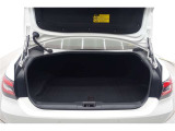 トランクスペースが分離されているセダンは、車外からも車内からも荷物が見えず見た目がスッキリします。汚れや音、においも直接車内に伝わらないメリットがあります。