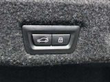 ボタン操作ひとつでトランクの開閉を可能とする電動トランクが付いております。