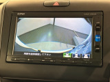 リバースギアに入れるだけで後方の表示へ切り替わります。夜間や雨の日の駐車も楽になりますよ。