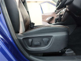 高いホールド性で運転姿勢が安定します。長距離ドライブでも疲れにくいのが魅力です。快適なドライビングライフをお送りください♪