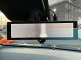 【スマートルームミラー】車両後方のカメラ映像をミラー面に映し出します。車内の状況や天候などに影響されずいつでもクリアな後方の視界が得られます♪