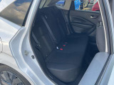 コンパクトな車ですが、後席も充分なスペースを確保しています。足元空間も広くリラックスしてドライブが楽しめます。