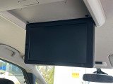 【フリップダウンモニター】大画面モニターで後席でもエンタメをお楽しみいただけます。小さなお子様にも大人気の装備です♪