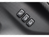 運転席はシートメモリー機能が付いているので、自分以外の人がシートを動かしても、ボタン一つでセットした位置に戻せます。