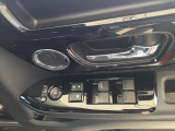 電動格納式ドアミラーのスイッチは運転席ドアにあります。