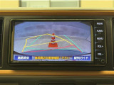 バックガイドモニター付きです。車の後方に小型カメラが付いており、バックする際の後方の様子をモニター上に表示します。