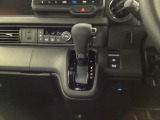 シフトはインパネシフト、パーキングブレーキは電子制御となっています。