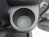カップホルダーは運転席や助手席からちょうど手の届く位置です!!