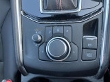 シフト下には、マツダコネクト用のコマンダーを設置。サイドブレーキはスイッチ式【電動パーキング】、信号待ちなどでの停車保持を行う【オートホールド】なども新車時標準装備です♪