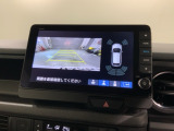リバースギアに入れるだけで後方の表示へ切り替わります。夜間や雨の日の駐車も楽になりますよ。