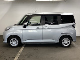 スライドドアなら狭い駐車場でもドアをぶつける心配がありません。ステップが低く乗り降りもしやすいです。とても便利な【両側電動スライドドア】ドアハンドを少し引くだけでリアドアが自動開閉します。