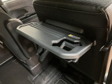 後席の方様にシートバックテーブルが装備してますよ!!