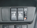 両側パワースライドドアのスイッチで運転席から操作できます。もちろんドアハンドルで操作も可能です。