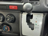 シフトレバーはインパネに配置されています。