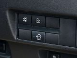 運転席の右側にはアイドリングストップ、ハンズフリーオートスライドドア等のスイッチがあります。