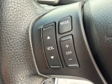 ステアリングから手を離さず操作できるオーディオスイッチを装備しています。