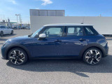 ご納車前には、MINIを熟知したメカニックによる100項目の点検・整備を行います。不具合箇所、交換時期に達している部品に関しましては、全て当社負担で交換してからのご納車となります。