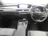 「中古車ハイブリッド保証」付き。ハイブリッド機構を無償で保証します。保証期間は、初度登録年月から10年目まで、またはロングラン保証が終わってから3年間。ただし累計走行距離が20万km以内です。