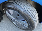 純正ホイールキャップとスチールホイールを装着しています。