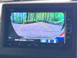 【バックカメラ】駐車時に後方がリアルタイム映像で確認できます。大型商業施設や立体駐車場での駐車時や、夜間のバック時に大活躍!運転スキルに関わらず、今や必須となった装備のひとつです!