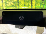 【12.3インチマツダコネクト】車内の雰囲気にマッチした大型ディスプレイ。スマホ接続でのナビ使用やBluetooth再生等、様々な機能が楽しめます。直感的なダイヤル操作が可能で、使い勝手も良好です。