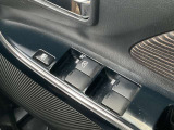 全席パワーウィンドウとなっています。運転席はオートになっているのでワンタッチ開閉することが出来ます。