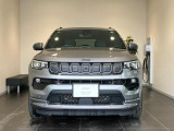 【フロントグリル】7スロットルグリルはJeep伝統の証です。SUVのみにこだわり続けている伝統あるJeep車へお乗り頂いてみてはいかがですか?