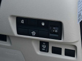 運転席の右側にはアイドリングストップ、ハンズフリーオートスライドドア等のスイッチがあります。
