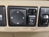 狭い駐車場で便利な電動格納ドアミラーが付いています。