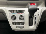 シフトレバーとエアコンの操作パネルをインパネに集約して、足元が広く使えるようになっています!扱いやすいマニュアルエアコン!
