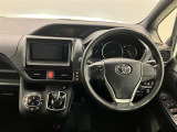 高いホールド性で運転姿勢が安定します。長距離ドライブでも疲れにくいのが魅力です。快適なドライビングライフをお送りください♪