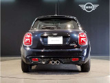 後ろからみても直ぐにMINIだとわかる丸みを帯びたデザインでございます。