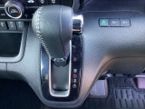 自然に手が届く距離に配置されたシフトレバー。