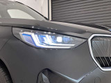 アダプティブLEDヘッドライトはステアリングを切った方向を照らします。