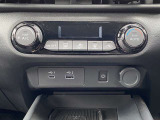 オートエアコン付ですので快適な車内温度を保てます。USB充電口、ワイヤレス充電もお使いいただけます。