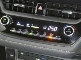 【オートエアコン】車内温度を感知して自動で温度調整をしてくれるのでいつでも快適な車内空間を創り上げます!どの席に座っても快適なドライブが楽しめます♪
