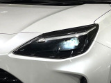 【LEDヘッドライト】悪天候や夜間走行時も良好な視界を確保し安心して運転できる高輝度LEDヘッドライトを装備!点灯速度が早く、消費電力も抑えられています。