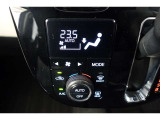 ★エアコンはオートタイプが装着済みです!オートモードにしておけば、車内温度を設定するだけで風の料や吹き出し口の切り替えを機械が行ってくれます!一年中快適な環境を作れますよ♪