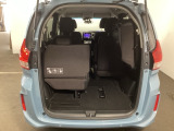 3列目シートは跳ね上げ式で収納が可能です。荷室が広くなり大きな荷物も積みやすくなります。買い物やアウトドアなど荷物が多い場面で便利です。