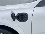 AC=普通充電 コンセントタイプ(3kW)やウォールボックスタイプ(6kW)の充電器を用いて、ご自宅で簡単に充電できます。