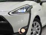 【LEDヘッドライト】悪天候や夜間走行時も良好な視界を確保し安心して運転できる高輝度LEDヘッドライトを装備!点灯速度が早く、消費電力も抑えられています。