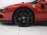 20インチの鍛造ホイールには特注オプションのNero DSペイントが施されております。