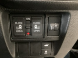 【両側パワースライドドア】両側がパワースライドドアになっており、運転席のスイッチやスマートキーでも開閉が可能です!開口部も広いので乗り降りも楽々♪