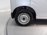 【フロントタイヤ】足元から清潔感が漂い、働く車としてのやる気を感じさせてくれる状態です。