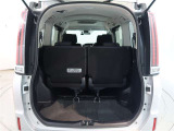 3列目シートは跳ね上げ式で折りたたみ可能です。キャンプ用品などの大きな荷物もバッチリ収納可能です。