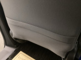 【収納】後部座席収納。散乱しがちな小物を収納するのに便利です。お子様のおもちゃやティッシュボックス、書類等様々なものの収納が可能です。