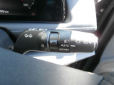 ウインカーレバーを軽く押すだけでターンランプが3回点滅します。オートライトシステム、ワイパー連動付